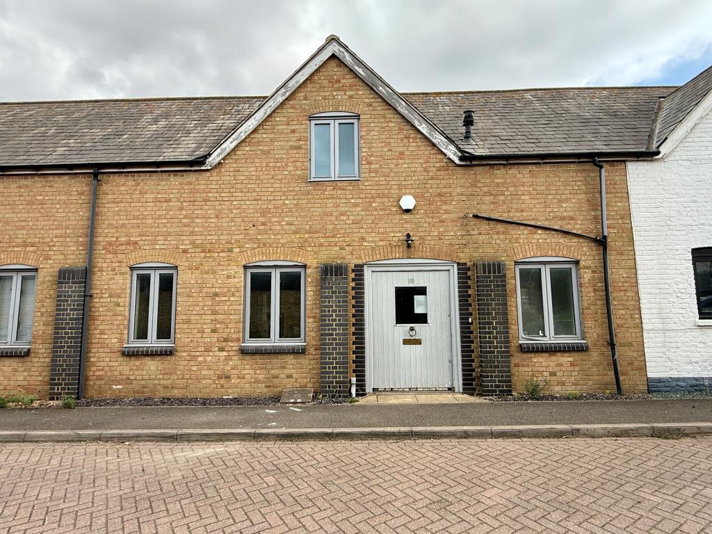 Lot: 57 - THREE-BEDROOM TERRACE HOUSE - Terrace house